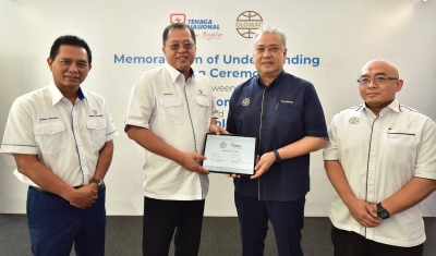 (Dari kiri) Ketua Pegawai Retail TNB, Kamal Arifin A. Rahman (Tengah) Datuk Ir Baharin Din bersama Datuk Seri FD Iskandar dan Pengurus Besar Kanan Business Development & Property Management Glomac Bhd, Azhar Shaharudin.
