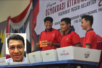 Pelajar-pelajar yang mengambil bahagian dalam simulasi pengundian. Gambar kecil: Muhd Nor Aswadi