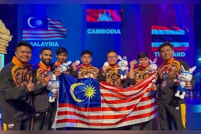 Pasukan E-Sukan negara berjaya merangkul pingat perak selepas tewas kepada pasukan tuan rumah Kemboja dalam perlawanan akhir permainan 'Attack Online 2' berpasukan kumpulan pada Sukan SEA 2023 Phnom Penh Kemboja di Naga World 2 pada Ahad. - Foto Bernama