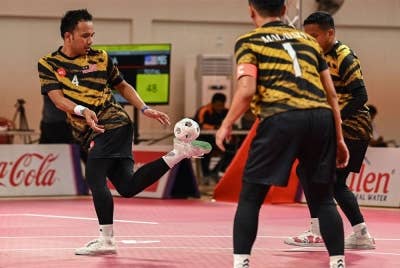 Skuad chinlone lelaki menceriakan kontinjen negara apabila menyumbangkan pingat perak pada Sukan SEA 2023. - Foto AFP