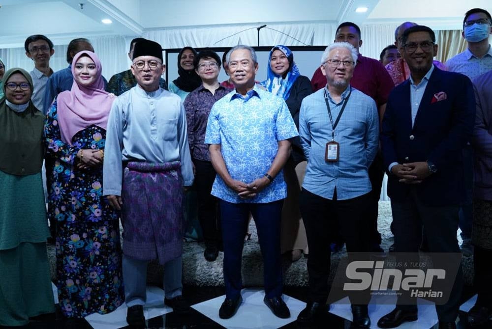 Muhyiddin dan pimpinan tertinggi Bersatu bersama wakil media yang hadir pada Rumah Terbuka Bersatu Bersama Media pada Isnin. - Foto Sinar Harian/MOHD HALIM ABDUL WAHID
