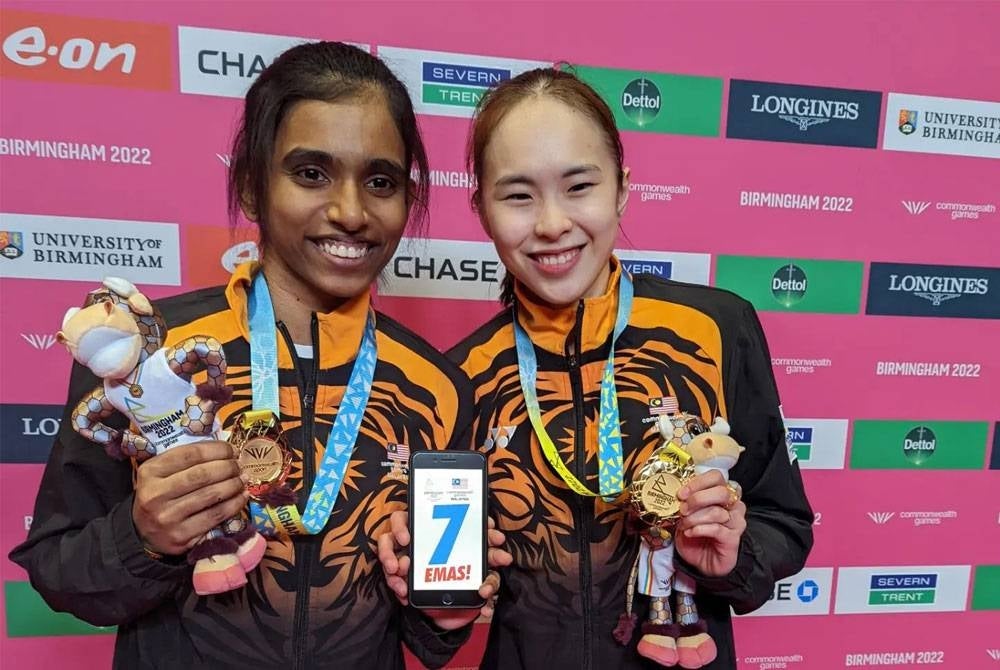 Thinaah dan Pearly tersenyum.