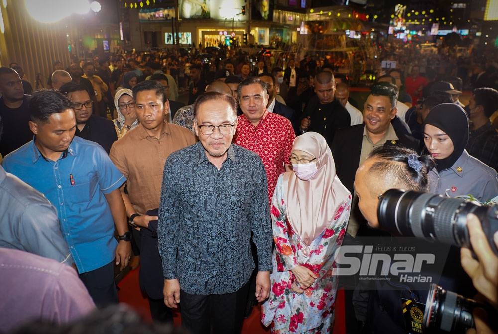 Anwar ketika menghadiri Tayangan Perdana Anwar: The Untold Story pada Isnin. - FOTO SINAR HARIAN/ MOHD RAFIQ REDZUAN HAMZAH