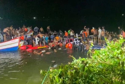 Sekurang-kurangnya 21 orang termasuk beberapa kanak-kanak maut apabila sebuah bot pelancong terbalik dan karam di Kerala, India pada Ahad. - Gambar media sosial