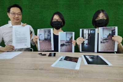 Chai Hoon (tengah) ketika membuat aduan di Pusat Khidmat Rakyat Parlimen Tebrau pada Isnin.