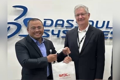 Amirudin (kiri) mengadakan lawatan ke Dassault System sempena lawatan kerjanya ke Amerika Syarikat.