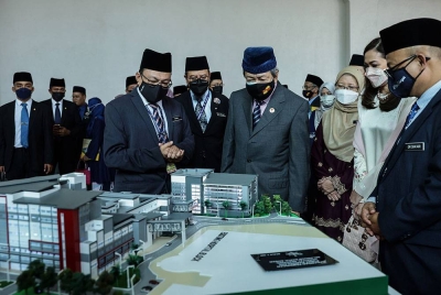 Sultan Sharafuddin berkenan melihat replika bangunan Pusat Jantung Hospital Serdang selepas baginda menyempurnakan perasmian dan penjenamaan semula Hospital Serdang kepada Hospital Sultan Idris Shah pada Isnin. - Foto Bernama