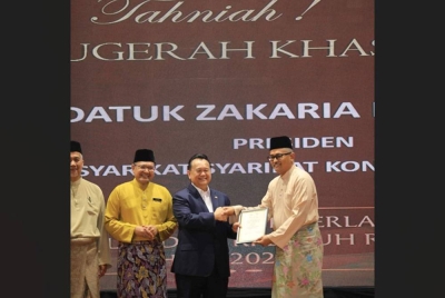 Zakaria (kanak) menerima Anugerah Khas Kecemerlangan Personel Industri Lebuh Raya disampaikan Nanta.