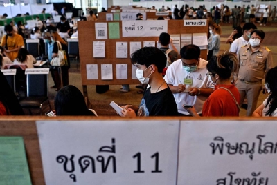 Antara pusat pengundian yang dibuka di sebuah pusat beli-belah di Bangkok pada Ahad. - Foto AFP
