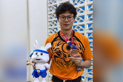 Khai Xin meraih gangsa dan mencipta rekod baharu kebangsaan dengan catatan 4 minit 23.24 saat bagi acara 400m individu rampaian lelaki di Pusat Akuatik Morodok Techo pada Sukan SEA 2023 pada Isnin. - Foto Bernama