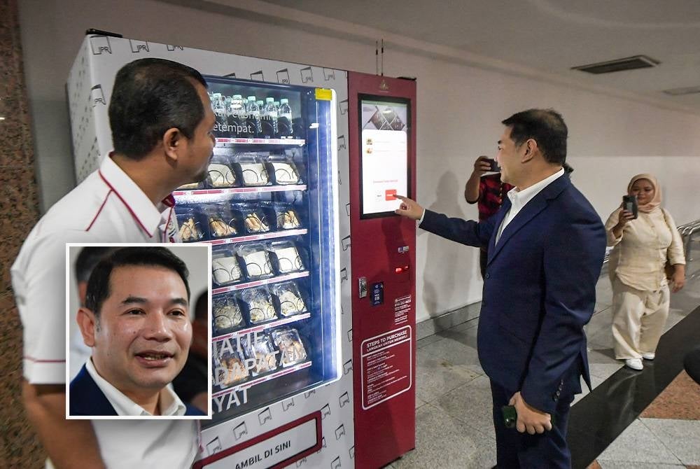 Rafizi ketika melancarkan mesin layan diri IPR di lobi Stesen KL Sentral pada Selasa. - Foto SINAR HARIAN / MOHD RAFIQ REDZUAN HAMZAH (Gambar kecil: Rafizi)