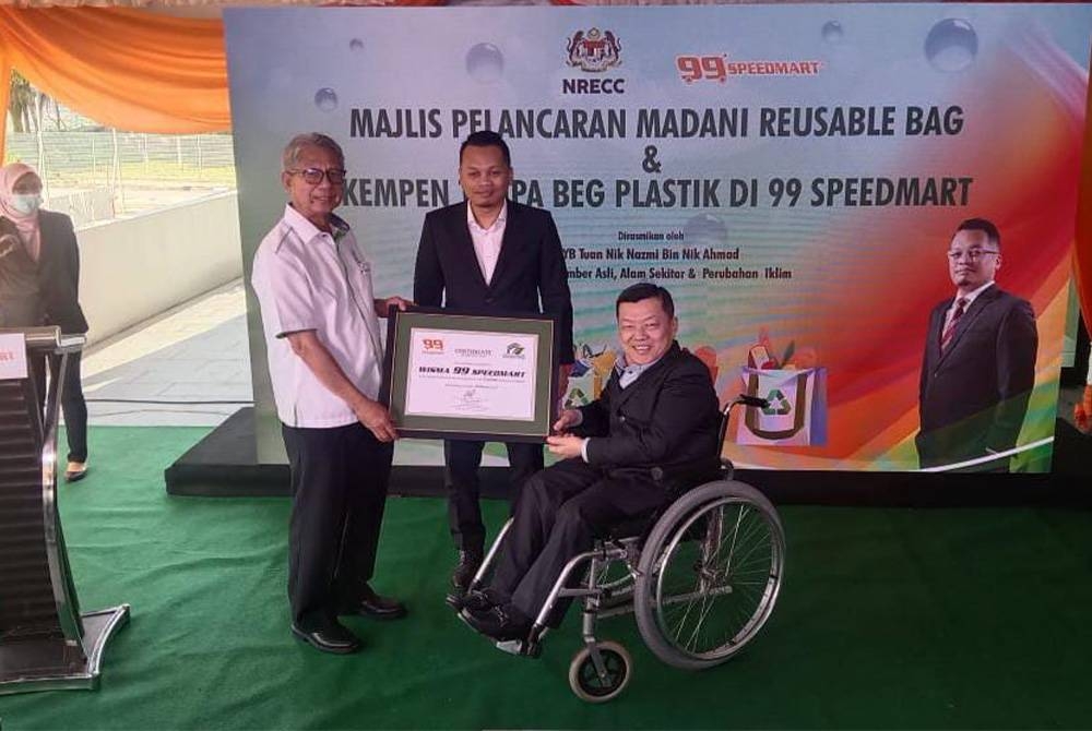 Nik Nazmi (tengah) menyempurnakan Majlis Pelancaran Madani 'Reusable Bag' dan Kempen Tanpa Beg Plastik di 99 Speed Mart, Taman Berkeley di Klang pada Selasa.