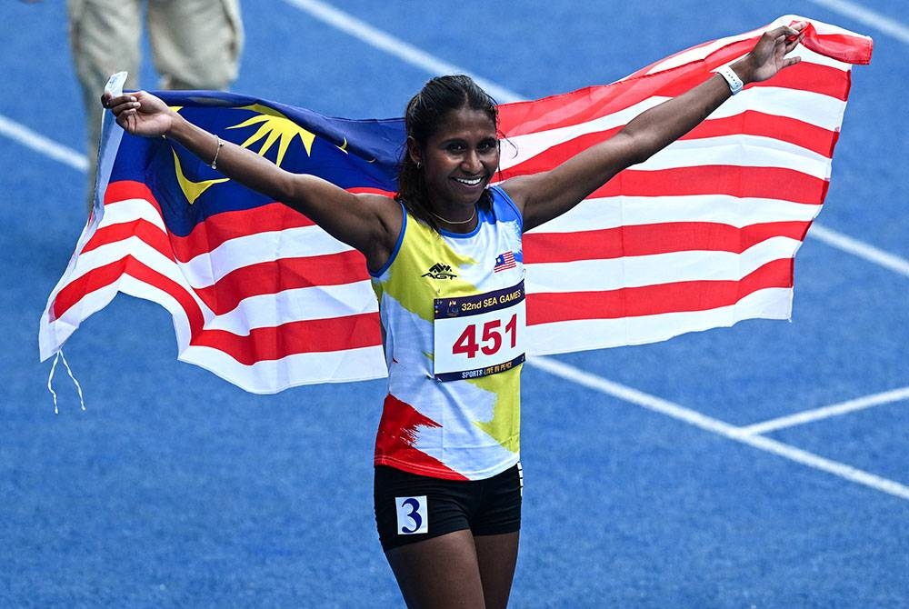 Shereen meraikan kejayaan selepas memenangi emas acara 400m wanita Sukan SEA Kemboja 2023 di Phnom Penh pada Selasa. - Foto AFP