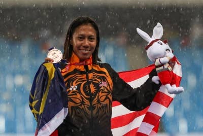 Pelari wanita negara Zaidatul Husna Zulkifli bergambar bersama pingat gangsa yang dimenanginya dalam acara 200 meter pada Sukan SEA 2023 Phnom Penh, Kemboja di Stadium Nasional Morodok Techo pada Isnin. - Foto: Bernama