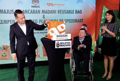 Nik Nazmi (kiri) melancarkan 'Madani Reusable Bag' dan Kempen Tanpa Beg Plastik di Wisma 99 Speedmart, Taman Berkeley pada Selasa. - Foto: Bernama