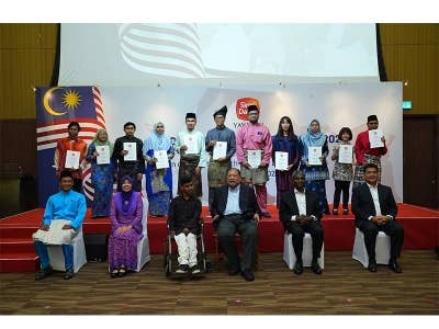 Pemberian biasiswa kepada pelajar yang berkaliber tinggi dan memerlukan adalah tunjang utama dalam kerja filantropi YSD.