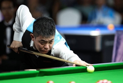 Keen Hoo ketika menentang atlet dari Laos Sitthideth Sabieng dalam acara akhir Snooker 6 Reds perseorangan lelaki di AEON Mall Sen Sok City hari ini. - Foto Bernama