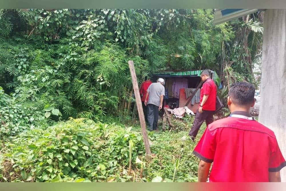 Skuad Jejak Asnaf berkunjung ke pondok Othman bagi menyalurkan bantuan.