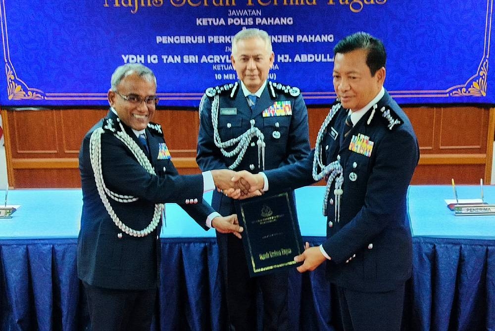 Acryl Sani (tengah) menyaksikan serah terima tugas Ketua Polis Pahang antara Ramli (kiri) dan Yahaya di IPK Pahang pada Rabu.