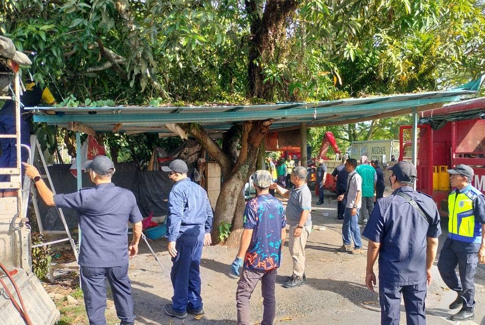 Operasi meroboh gerai yang dikatakan menjadi 'port' jual air ketum di Padang Serai dilaksanakan pada Rabu.