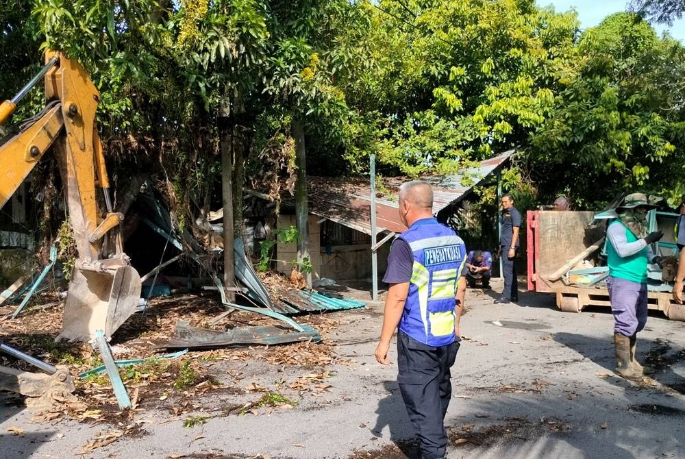 Gerai yang dikatakan menjual air ketum dimusnahkan dalam Op Roboh pada Rabu.