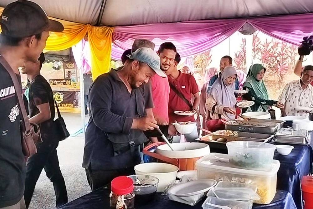Antara sebahagian pekerja ladang yang turut diraikan dalam sambutan Hari Raya Aidilfitri Peringkat Rancangan pada Rabu.