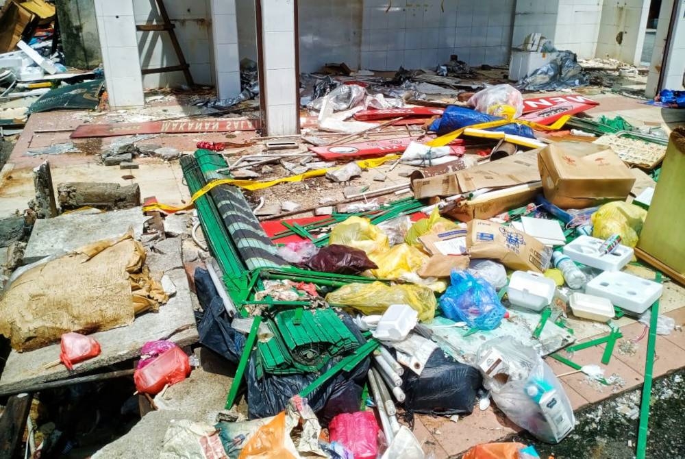 Keadaan longgokan sampah di tapak pasar pagi lama.