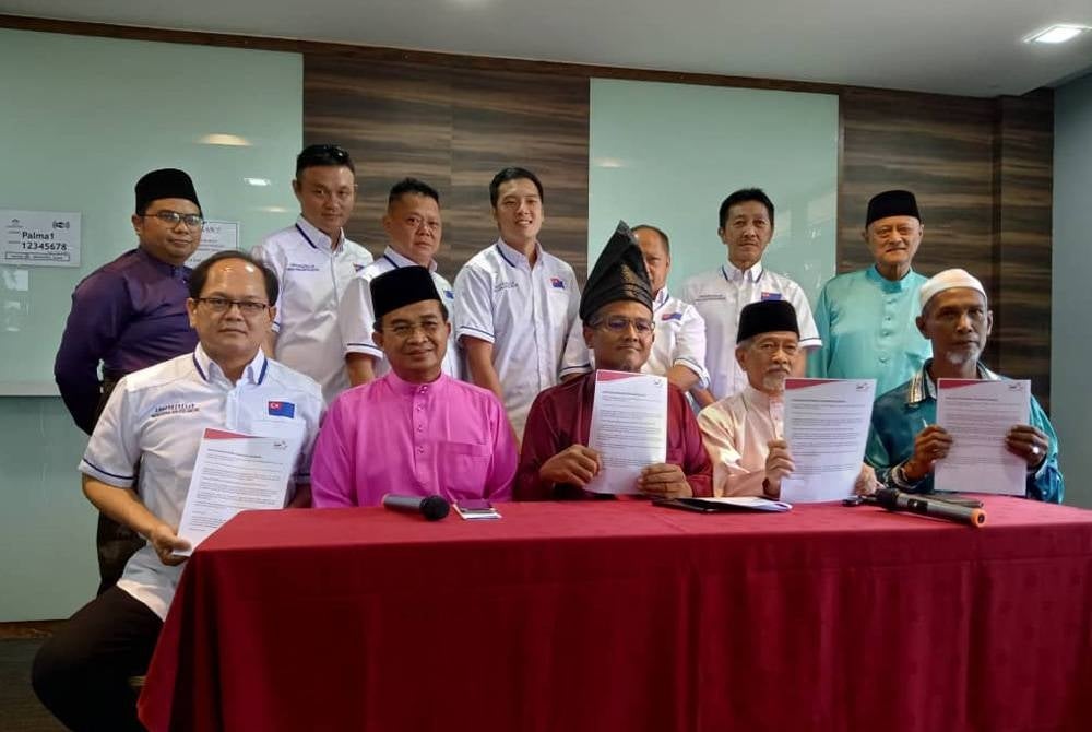Muzamri Shoib (depan tengah) bersama wakil persatuan pada sidang media selepas Majlis Rumah Terbuka Aidilfitri pada Rabu.