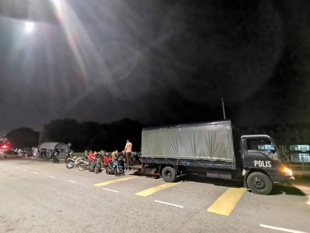 Polis menyita 18 motosikal dalam operasi di sekitar Tasik Tambahan, Ampang pada Selasa. - Foto Polis Ampang