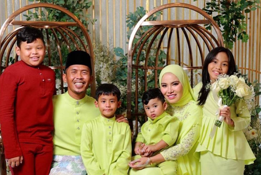 Shuib dan anak-anaknya bersama Watie semasa majlis pertunangan. - Foto: IG Shuibsepahtu