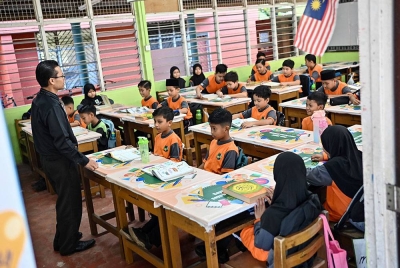 Sebahagian murid sekolah memakai pakaian sukan selepas KPM membenarkan murid, guru dan anggota pelaksana di sekolah memakai pakaian atau baju sukan yang sopan susulan cuaca panas. - Foto Bernama