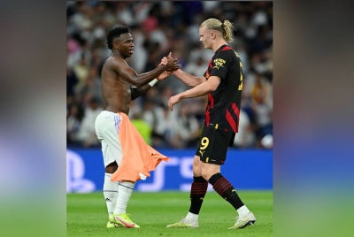Mesin gol Manchester City, Erling Haaland bersama Vinícius dalam perlawanan separuh akhir pertama Liga Juara-Juara di Santiago Bernabeu. - Foto Agensi