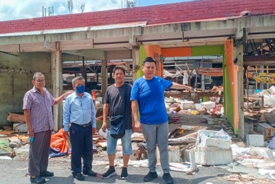 
Jung Lik (kanan) meninjau lokasi sebaik menerima aduan daripada penduduk.