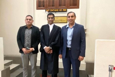 Mohd Farid (kanan) menerusi kenyataan merakam kesyukuran selepas hakim memberikan perintah dibebaskan dan dilepaskan sebelum perbicaraan kes dimulakan.