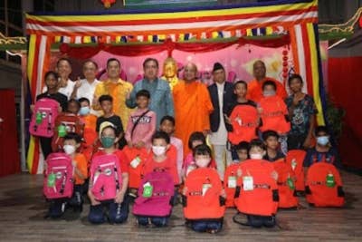 Seramai 50 murid dan pelajar kurang berkemampuan turut menerima sumbangan beg sekolah pada majlis sambutan Hari Wesak Ti-Ratana pada tahun ini.