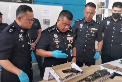 Kamarul Zaman (tengah) menunjukkan senjata api yang dirampas semasa sidang media di Ibu Pejabat Polis Daerah Kota Tinggi di sini pada Rabu. Foto: PDRM