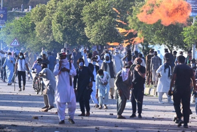 Berpuluh-puluh pemimpin dan anggota parti Tehreek-e-Insaf (PTI) Pakistan ditahan dalam serbuan polis di seluruh negara. - Foto: AFP
