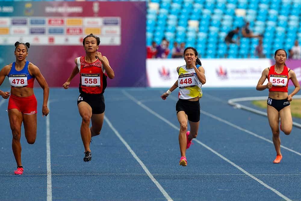 Zaidatul (dua dari kanan) ketika beraksi pada acara 200 meter akhir pada Sukan SEA. - Foto Bernama