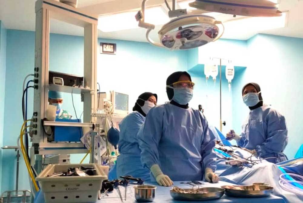 Azlina (tengah) berbakti sebagai jururawat.