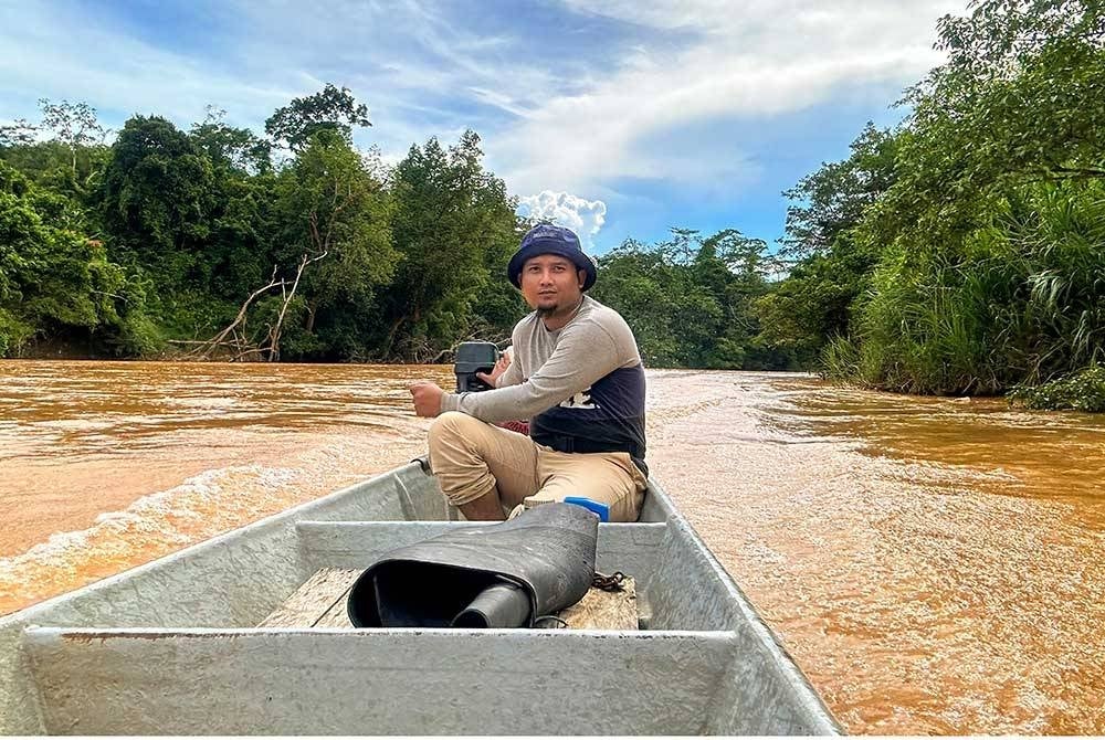 Pemandu bot enjin galah Muhamad Fakhry Sharif, 27, menelusuri Sungai Nenggiri di sini.
