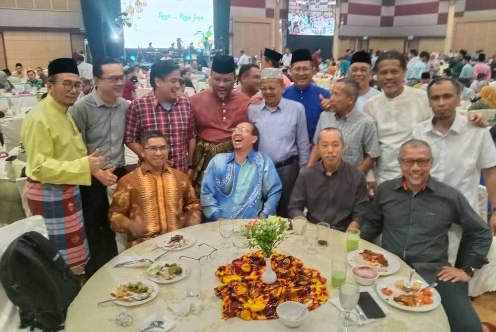 Ramli (berdiri, empat dari kiri) ditemui pemberita pada Majlis Rumah Terbuka Aidilfitri KDEBWM yang dihadiri lebih 2000 pengunjung termasuk pemimpin setempat di Pusat Konvensyen Shah Alam di Seksyen 14 di sini.