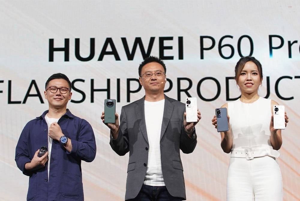 Dari kiri, Pengurus Kanan Pemasaran APAC HUAWEI, Tan Ling Yung; Pengarah HUAWEI Malaysia, Victor Xu Jin Long dan Felicia semasa pelancaran HUAWEI P60 Pro dan lima produk yang lain.