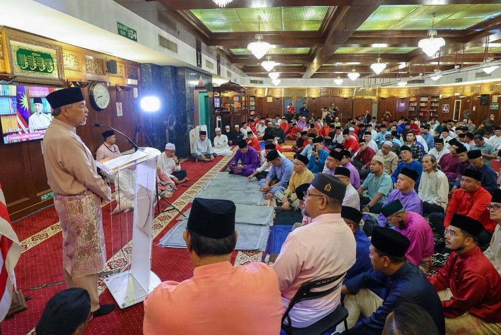 Ahmad Zahid (kiri) berucap selepas Majlis bacaan Yasin, Tahlil dan doa selamat sempena Sambutan Ulang Tahun UMNO Ke-77 di Di Surau Ar-Rahman Menara Dato' Onn, Pusat Dagangan Dunia Kuala Lumpur (WTCKL) malam ini. - Foto Bernama