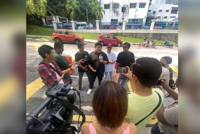 Floor88 membuat laporan polis terhadap satu pemilik akaun YouTube atas dakwaan memuat naik filem berjudul Bas Terakhir Malam Raya secara haram di platform berkenaan. - Foto FB Floor 88