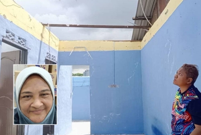 Fatimah menunjukkan keadaan atap rumahnya selepas diterbangkan angin kencang dalam kejadian ribut di Kampung Melayu, Majidee Johor Bahru. Gambar kecil: Asmah