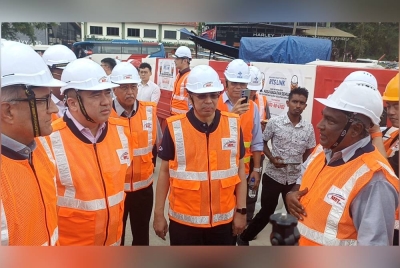 Anthony Loke (dua dari kanan) dan S Iswaran meninjau projek RTS Link Johor Bahru- Singapura yang sedang dalam pembinaan di Stulang Laut pada Khamis.