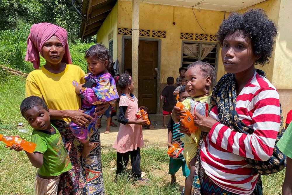 Lebih 100 keluarga Orang Asli suku kaum Bateq masih ketakutan dan dalam fasa berjaga-jaga untuk meneruskan aktiviti mencari hasil hutan berikutan kehilangan seorang lelaki dari perkampungan mereka yang didakwa diserang harimau Selasa lalu di Kampung Aring 5 di sini. - Foto Bernama