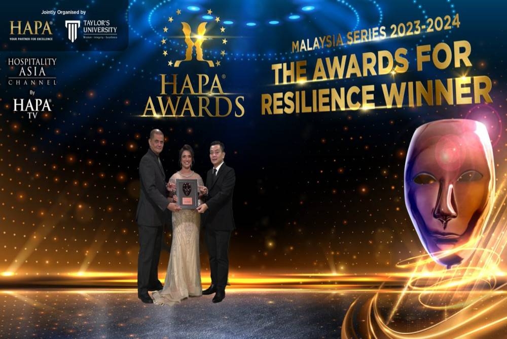 Mala Dorasamy sewaktu menerima anugerah di HAPA Awards Malaysia Siri 2023-2024.