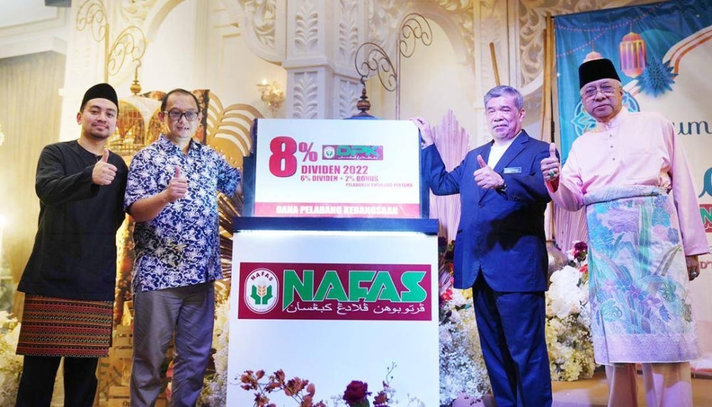 Menteri Pertanian dan Keterjaminan Makanan, Datuk Seri Mohamad Sabu (dua dari kanan) bersama Pengerusi Jemaah Pengarah NAFAS, Datuk Zambri Yaakob (kanan) pada majlis Pengumuman Dividen Dana Peladang Kebangsaan (DPK) dan Rumah Terbuka Aidilfitri NAFAS 2023 pada Jumaat.