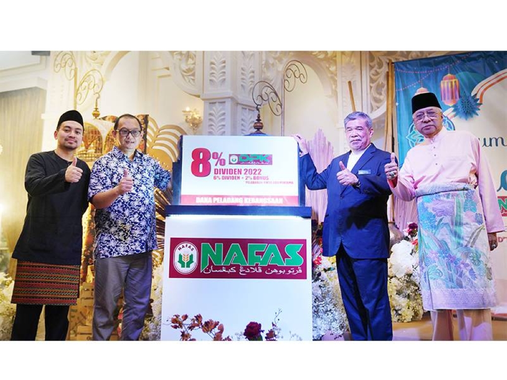 Mohamad (dua dari kanan) bersama Zamri (kanan) pada majlis Pengumuman Dividen DPK dan Rumah Terbuka Aidilfitri NAFAS 2023 pada Jumaat.